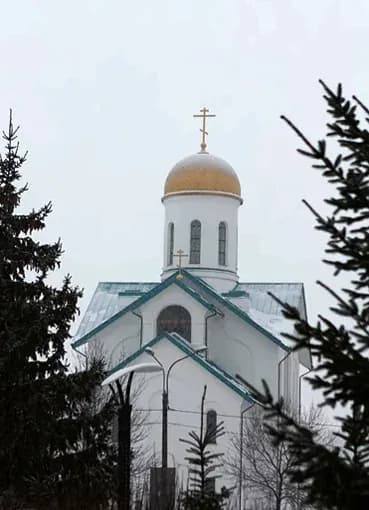 Храм между елями